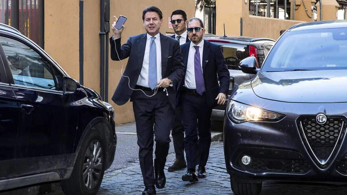Immagine di Conte chiede lo stop all'invio di armi, il Pd in difficoltà cerca una mediazione