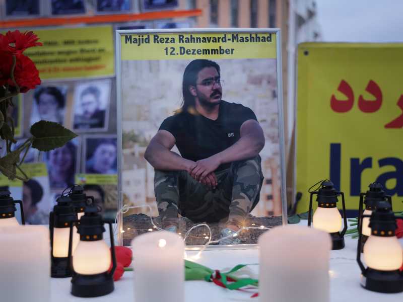 Iraniani espatriati a Berlino protestano contro le esecuzioni del regime (foto di Sean Gallup/Getty Images) <br />