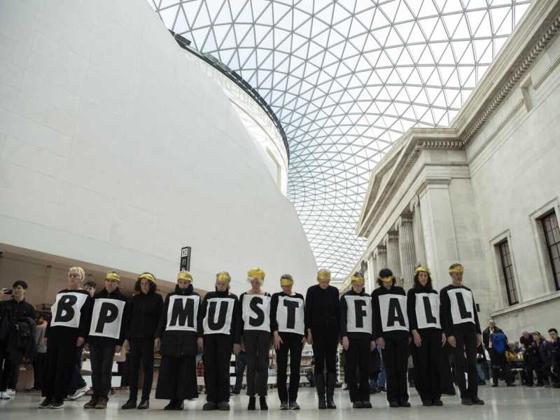 Una protesta contro BP fuori dal British Museum (Foto EPA/FACUNDO ARRIZABALAGA)&nbsp;<br />