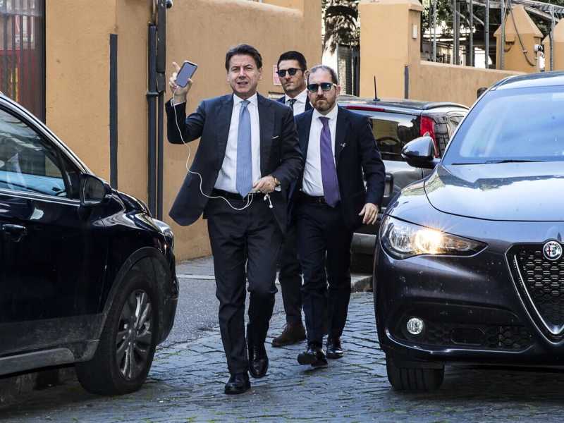 Conte chiede lo stop all'invio di armi, il Pd in difficoltà cerca una mediazione