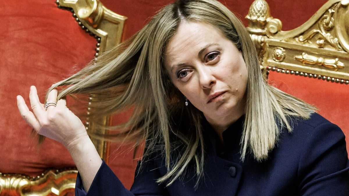 Immagine di Meloni e i rilievi Ue sulla manovra: il bicchiere è mezzo pieno. Ma si sfoga: è surreale