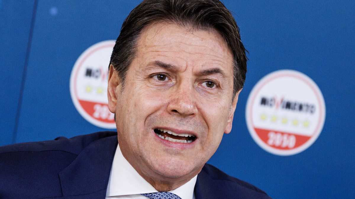 Immagine di Sull'Ucraina Conte segue la linea di Petrocelli, ma è meno serio e coerente di lui