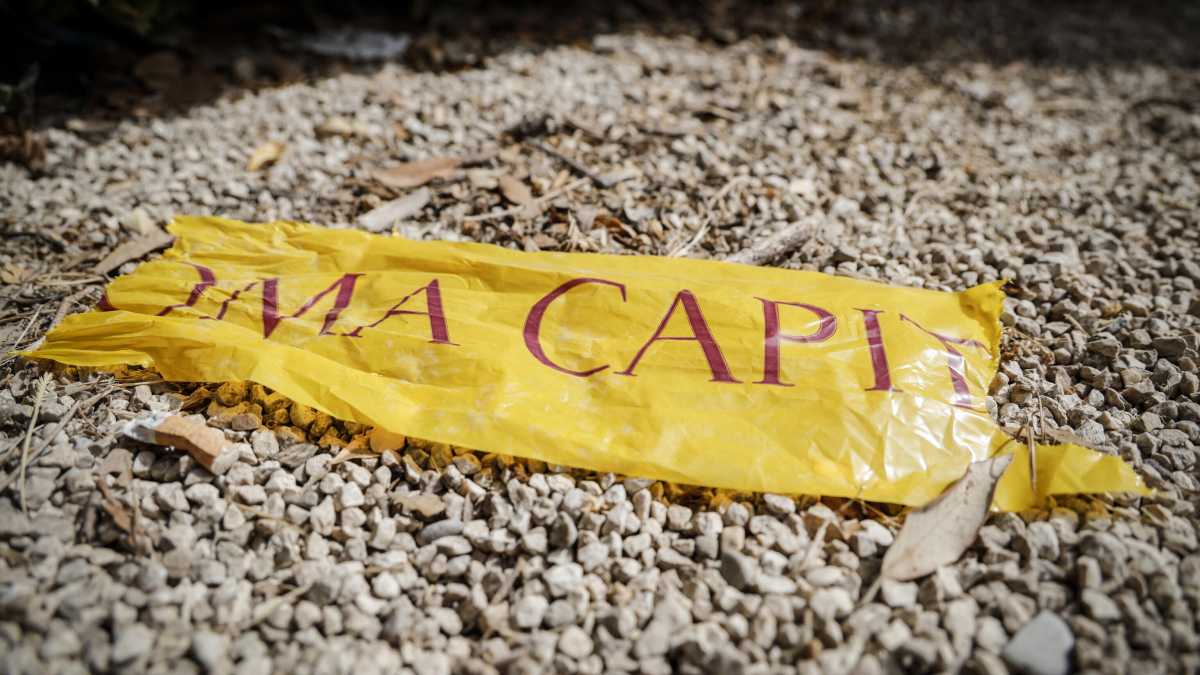 Immagine di C'è carburante sulla strada e la polizia recinta l'area con i monopattini elettrici: accade a Roma