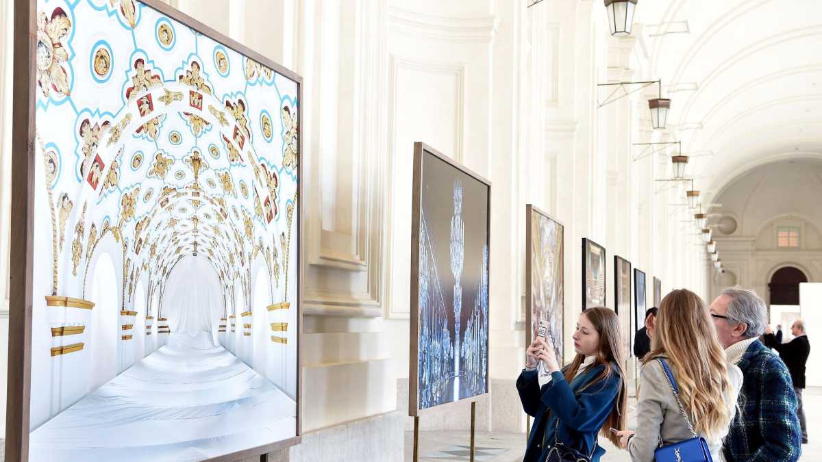 Immagine di Foto di Roma in interno, lo sguardo indagatore di Listri in un libro