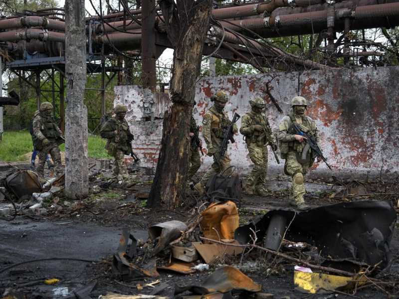 La vita a Mariupol, il regime russo e le bottigliette col nome sotterrate coi morti