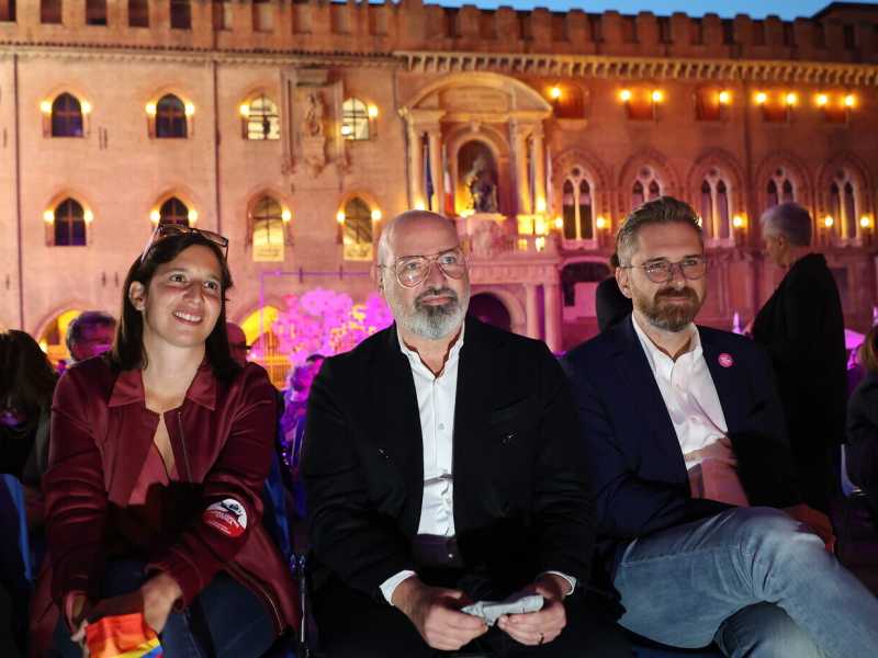 Elly Schlein, Stefano Bonaccini, Matteo Lepore in Piazza Maggiore a Bologna (LaPresse) <br />
