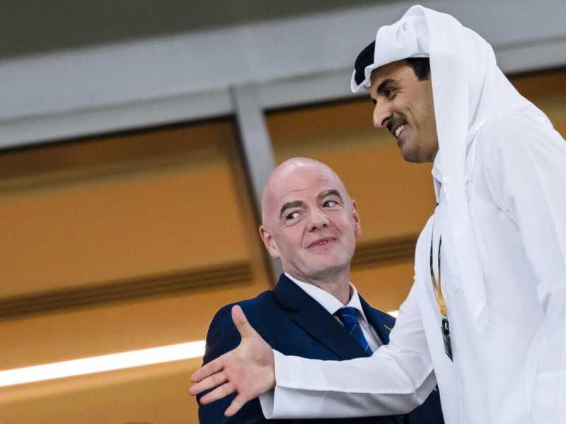 Lo sceicco Tamim bin Hamad Al Thani con Gianni Infantino all'apertura dei Mondiali a Doha 2022 (Ansa)&nbsp;<br />