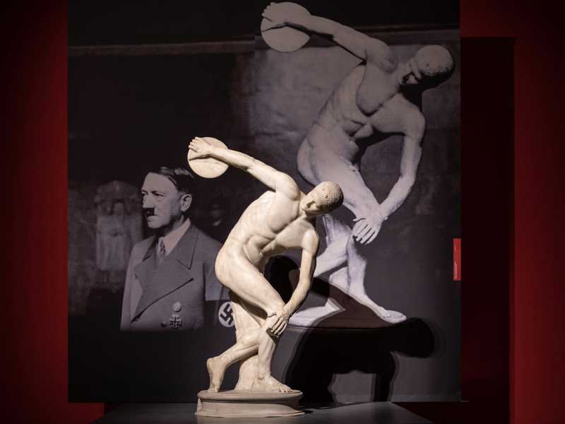 Il “Discobolo Lancellotti” in mostra davanti a una fotografia di Hitler con la statua, di cui aveva preteso la vendita forzata <br />