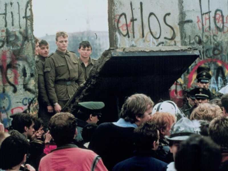 Militari di Berlino est guardano le persone attraversare il muro, in una foto del 10/11/89 (Ansa) <br />