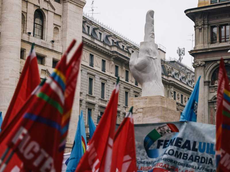 Lo sciopero di Cgil e Uil contro la Manovra in Piazza Affari a Milano (LaPresse)<br /> <br />