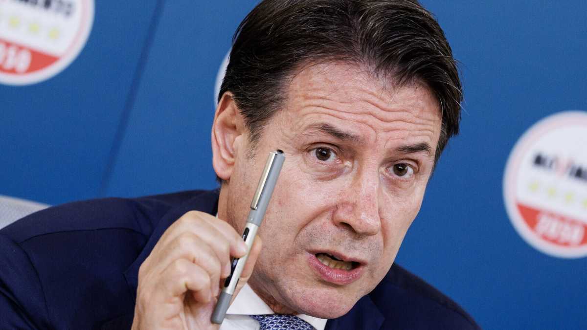Immagine di "L'affarismo si affronta alla radice". Conte agita la questione morale per sostituirsi al Pd