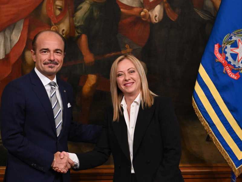 Il sottosegretario alla Presidenza del Consiglio, Alessio Butti e il presidente del Consiglio, Giorgia Meloni (Ansa) <br />