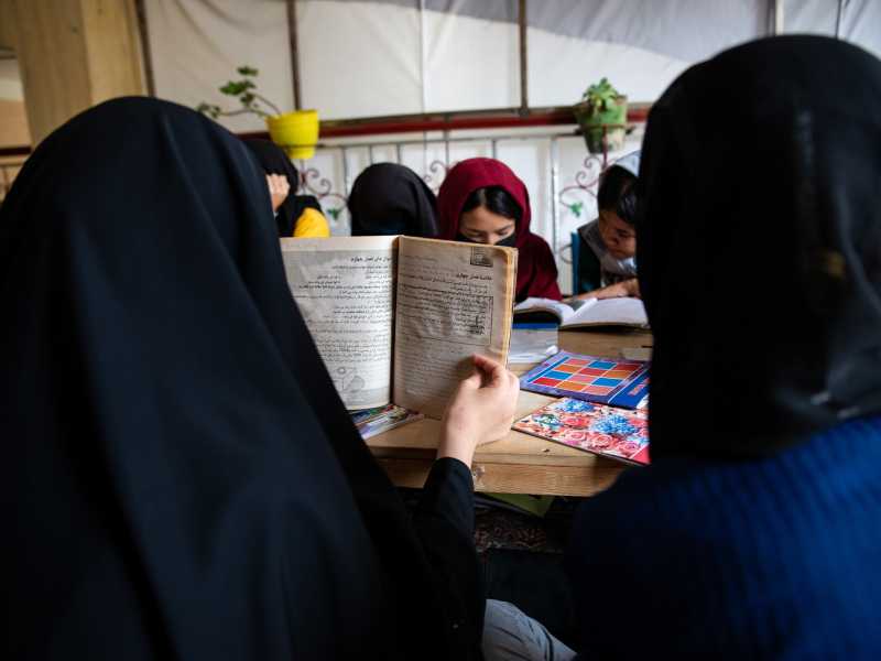 Studentesse in una scuola segreta il 14 agosto 2022 a Kabul (Foto di Nava Jamshidi/Getty Images) <br />