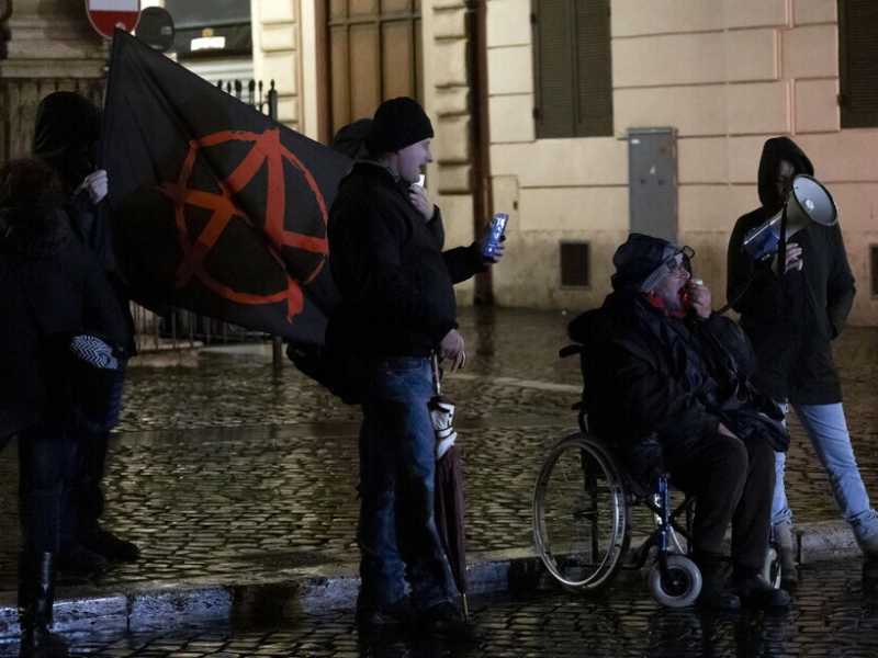 Manifestazione di anarchici a Roma per Alfredo Cospito il 16 dicembre (Ansa) 