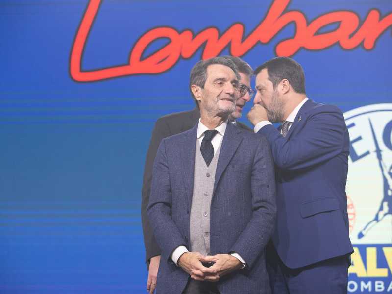 Bossi chiede a Salvini di riconoscere il Comitato Nord. Salvini si rifiuta. L'unica a sorridere è Moratti
