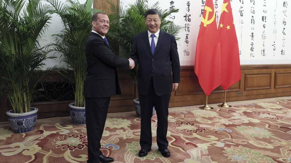 Immagine di Medvedev va da Xi Jinping con un messaggio di Putin in tasca