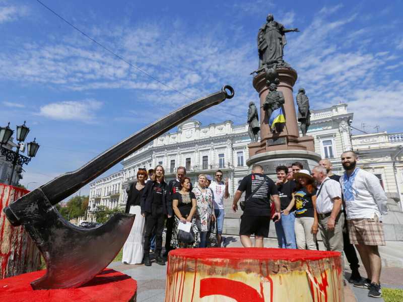 Attivisti ucraini chiedono la rimozione della statua di Caterina II a Odessa (Ansa)