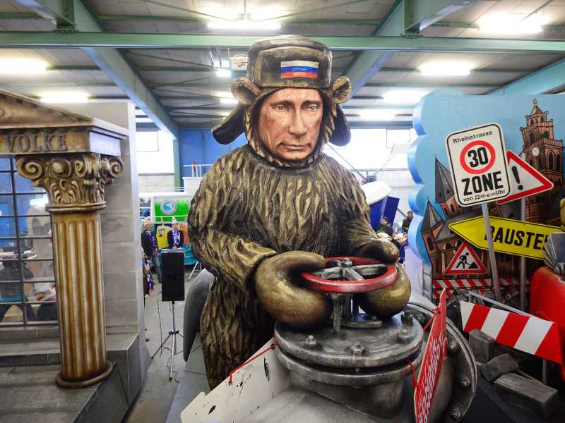 Un pupazzo con la caricatura di Putin per un carro del carnevale di Mainz, in Germania, del 2015 (foto di Thomas Lohnes/Getty Images)&nbsp;<br />