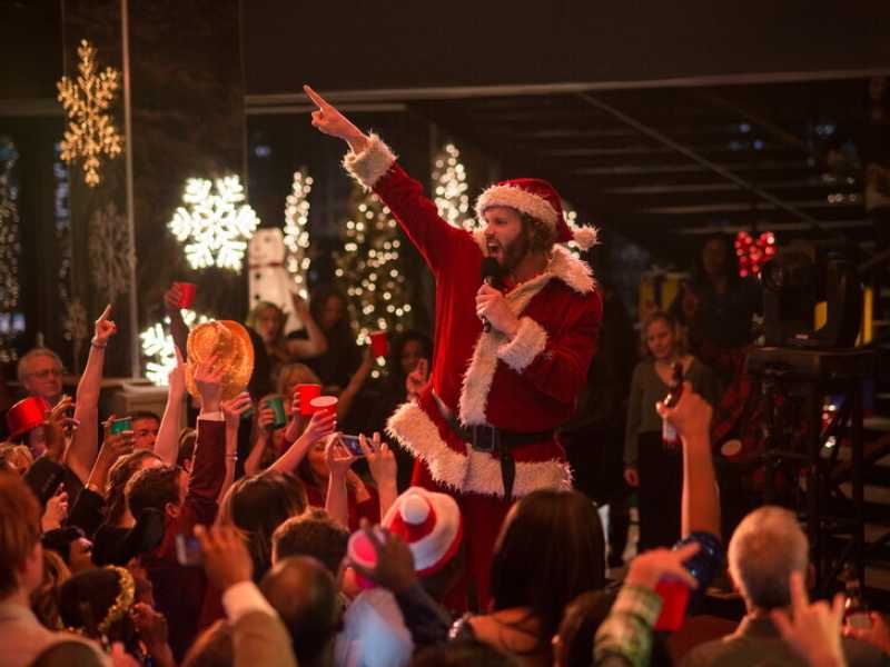 Una scena di "La festa prima delle feste" (Office Christmas Party),un film del 2016 diretto da Will Speck e Josh Gordon <br />