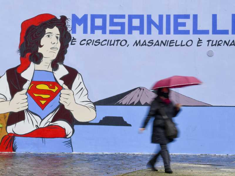 Un murales di Masaniello con il volto di Pino Daniele in piazza Masaniello (Ciro Fusco/Ansa)&nbsp;<br />