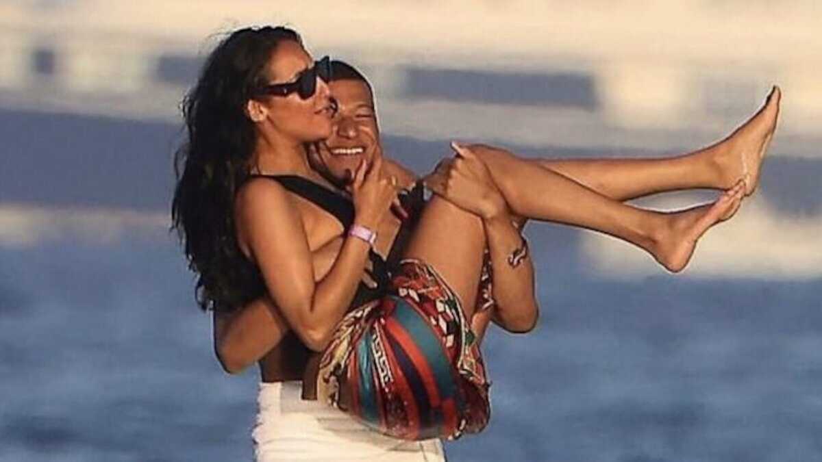 Immagine di Mbappé e la fidanzata trans sono stati l'unica cosa interessante di questi mondiali