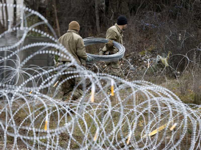 Soldati della forza di pace Nato a lavoro al confine tra Serbia e Kosovo (LaPresse)