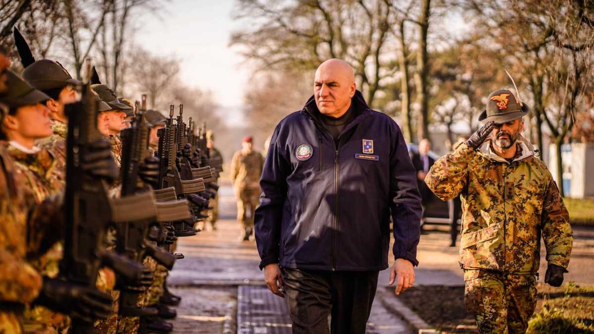Immagine di Crosetto: "Aiuteremo l'Ucraina a difendersi". E chiede di aumentare le spese militari
