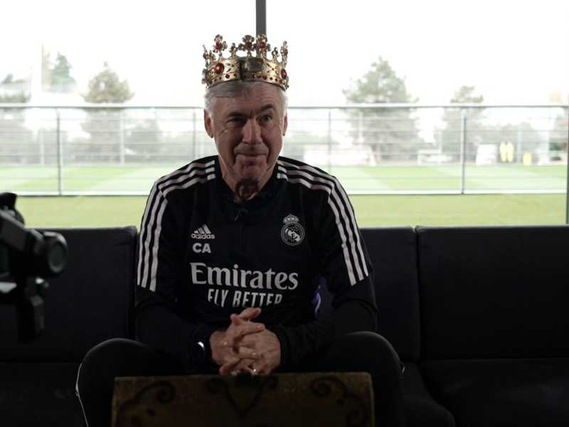 Carlo Ancelotti, 63 anni, qui con la corona con cui ha posato per la trasmissione di Italia 1 dedicata ai Re del calcio<br />