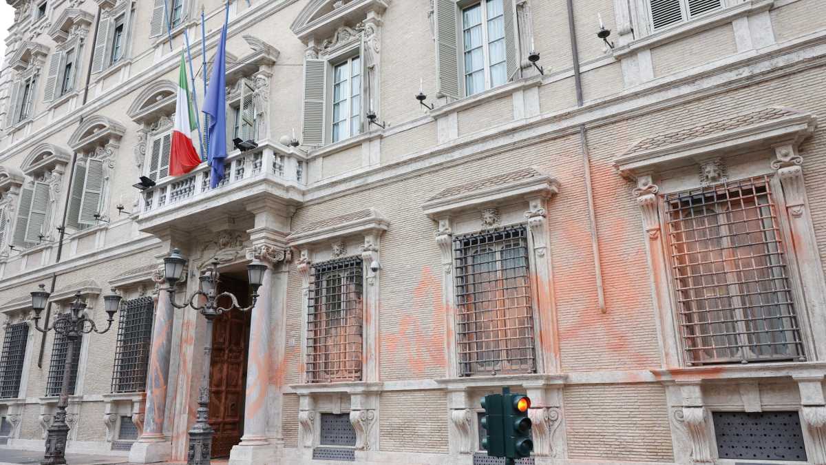 Immagine di Ultima generazione imbratta il Senato di vernice rossa
