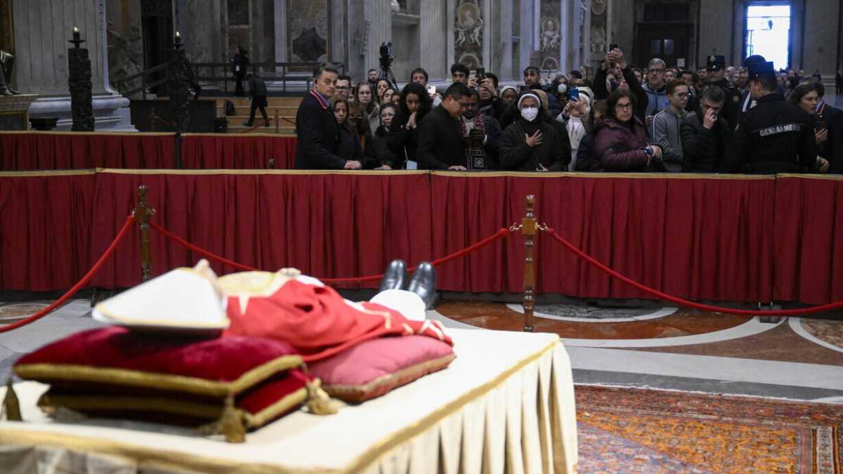 Immagine di Un mondo in coda per dire addio a Papa Ratzinger