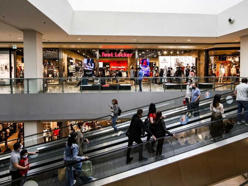 Il centro commerciale, uno dei santuari del ceto medio (Ansa)