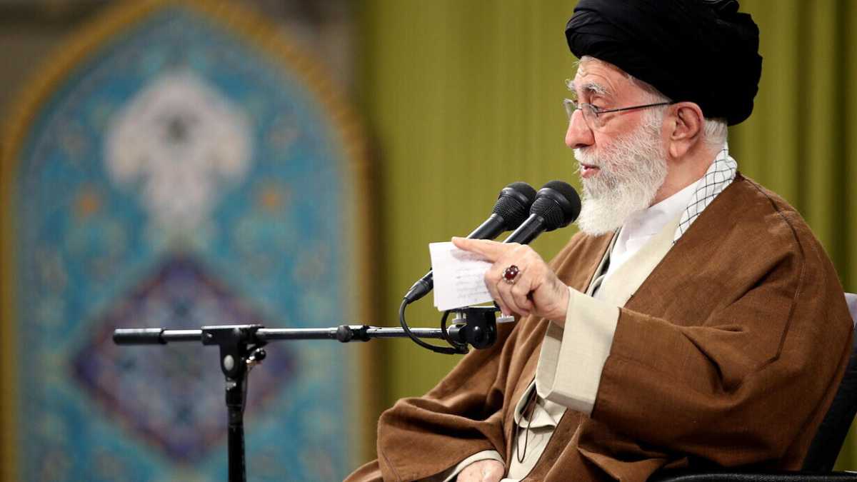 Immagine di Charlie Hebdo, un numero speciale con le caricature di Ali Khamenei