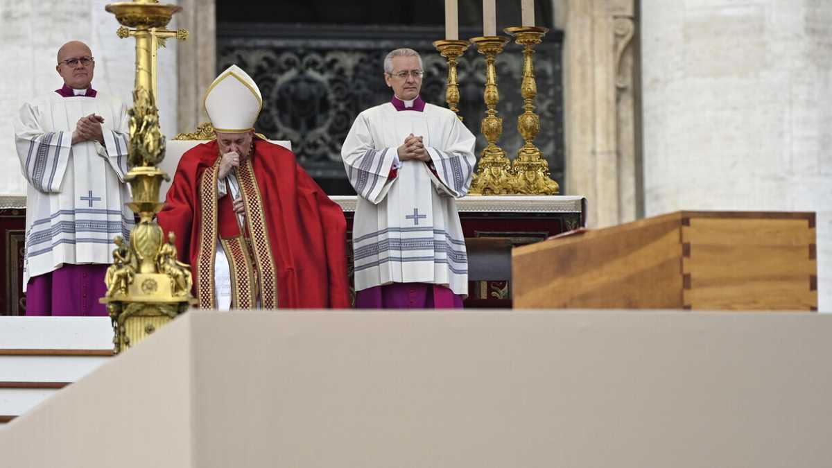 Immagine di Papa Francesco ricorda B-XVI: "Che la tua gioia sia perfetta nell'udire per sempre la voce di Dio"