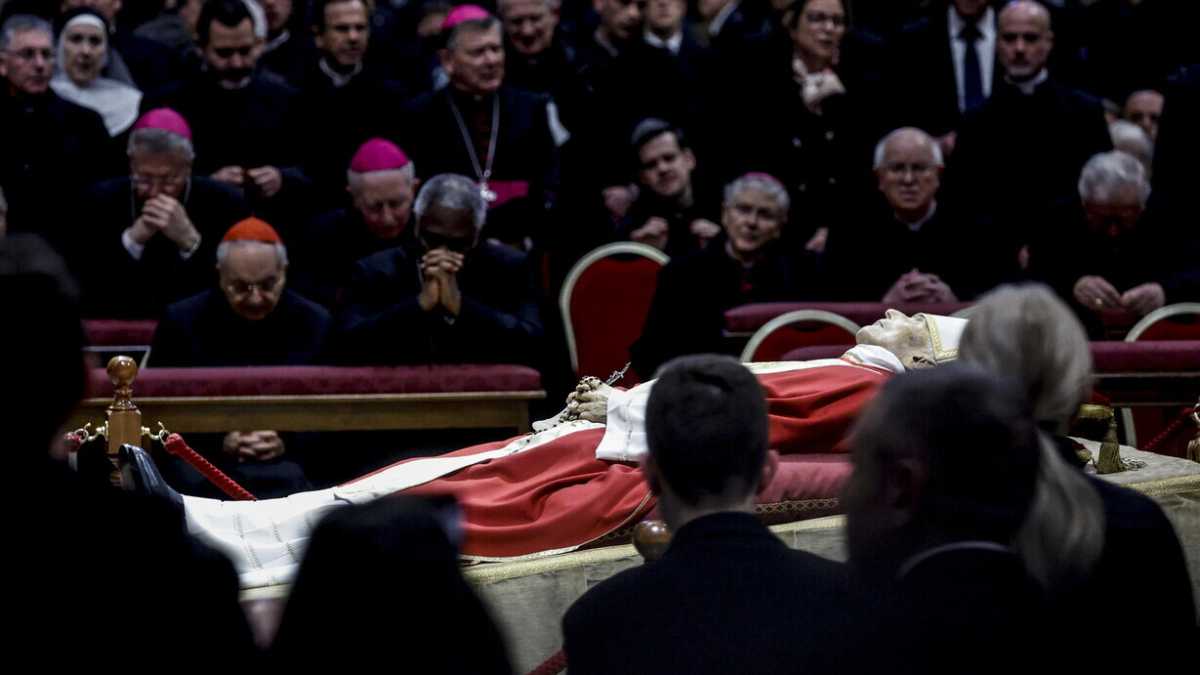 Immagine di Merchandising papale. I gadget del Papa emerito tra banchetti e bancarelle