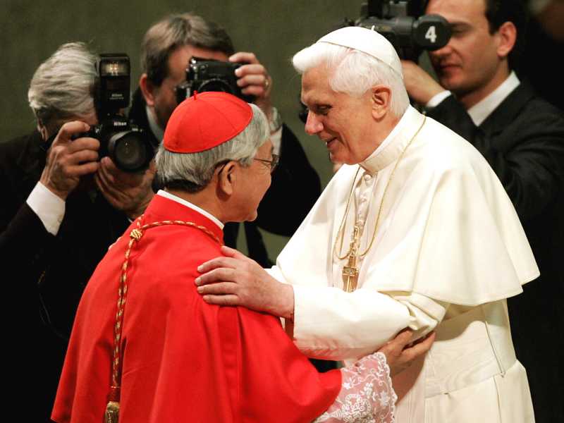 &nbsp;Joseph Ratzinger e&nbsp;cardinale Joseph Zen (Ansa)