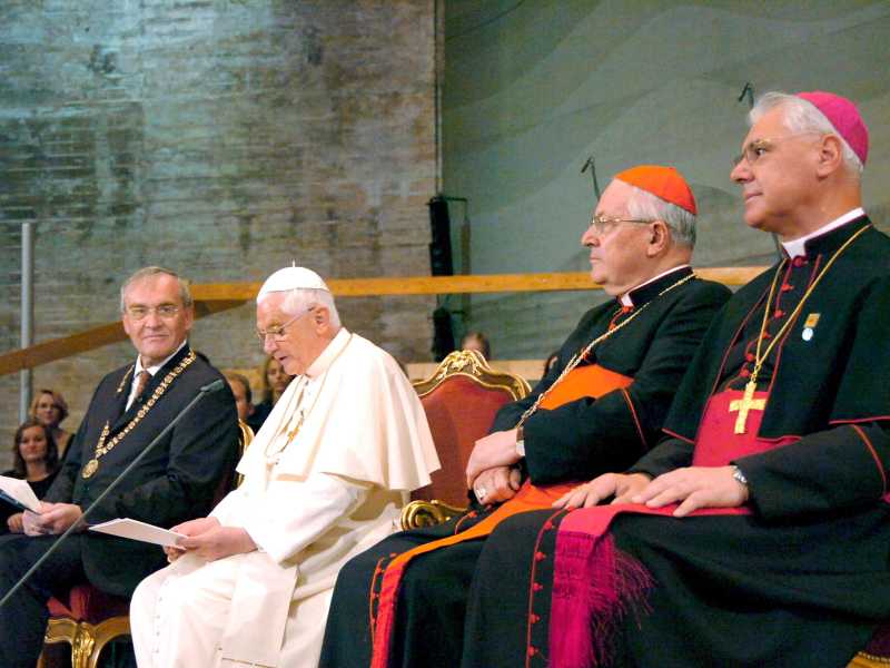 Ratzinger a Ratisbona assieme al rettore Alf Zimmer (Ansa)