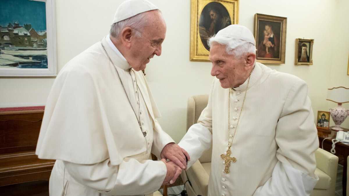 Immagine di Benedetto XVI e Francesco: diversi, certo. Ma i Papi non fanno scismi