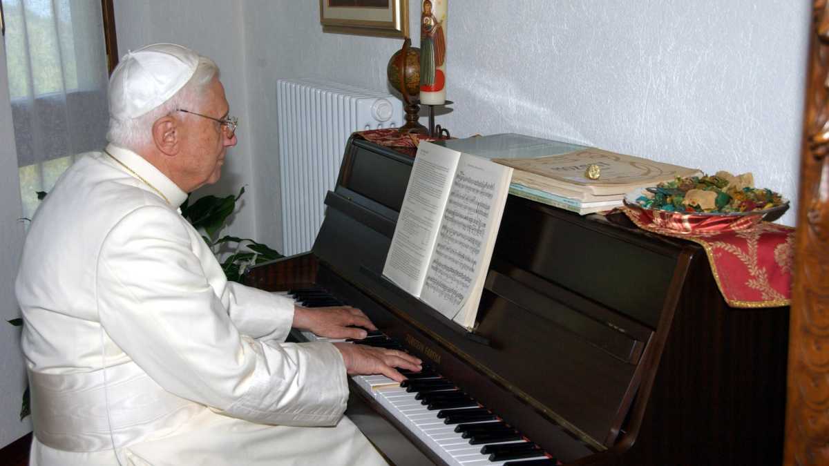 Immagine di Benedetto XVI, il Papa europeo. Intervista al filosofo Michel Onfray