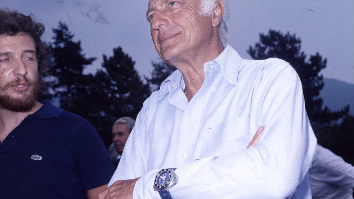 Immagine di A passeggio con Agnelli. Vita e mondo condiviso nel libro di Jas Gawronski