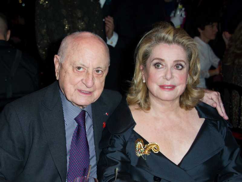 Pierre Berg&eacute; e&nbsp;Catherine Deneuve a Parigi nel 2015 (Olycom)