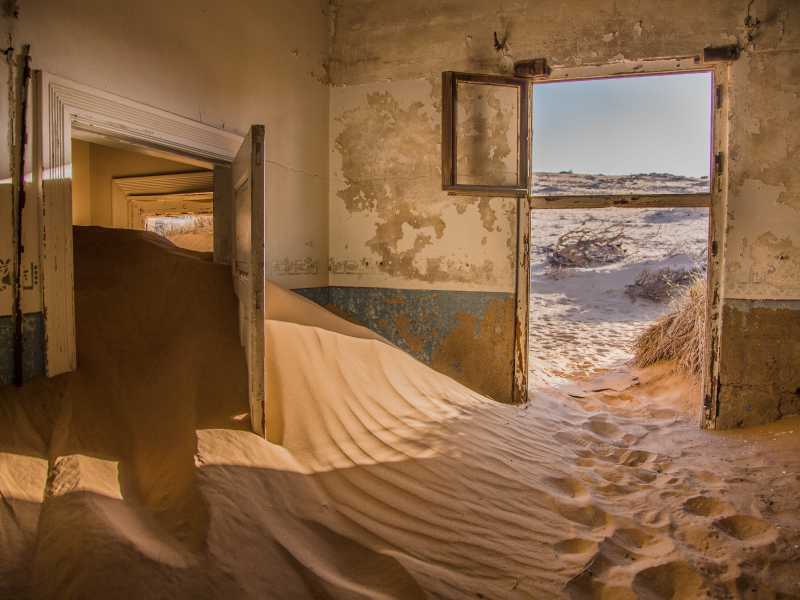 Kolmanskop, la citt&agrave; fantasma in Namibia sommersa dalla sabbia (foto di<br />jean wimmerlin /Unsplash)<br />