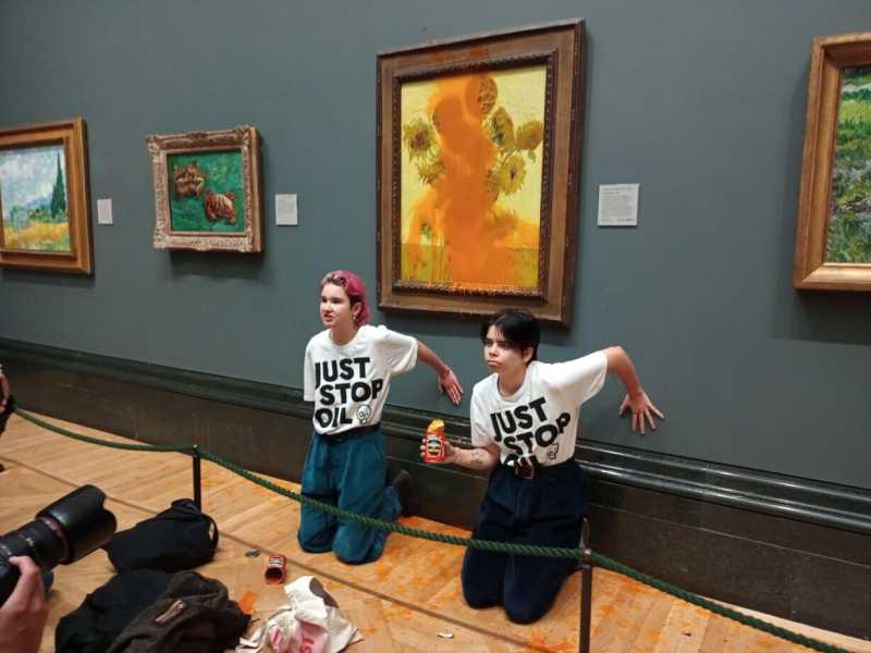 Attivisti di "Just Stop Oil" hanno lanciato zuppa contro il dipinto "Girasoli" diVan Gogh alla National Gallery di Londra (Ansa)<br />