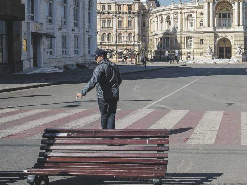 “Sto seduto coi tre amici sulla panchina, loro parlano, a volte si accalorano o sembrano addirittura litigare, ma è solo apparenza” (Olycom) <br />