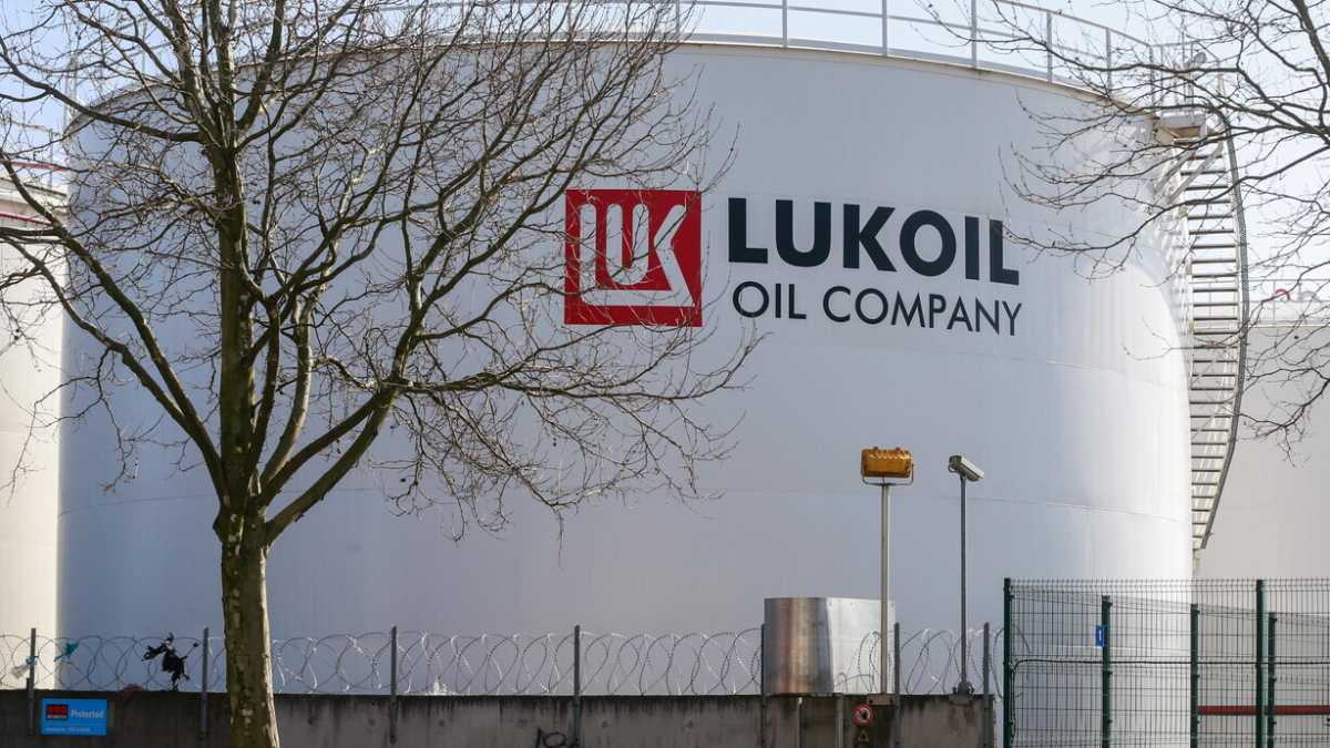Immagine di C'è l'accordo per la cessione della raffineria Lukoil di Priolo