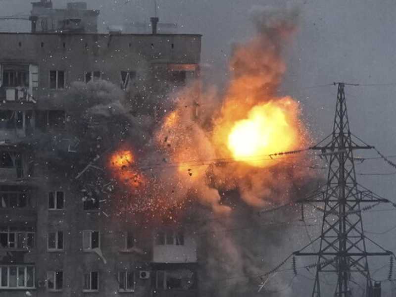 Un'immagine di Mariupol sotto le bombe a marzo 2022 (Foto LaPresse)