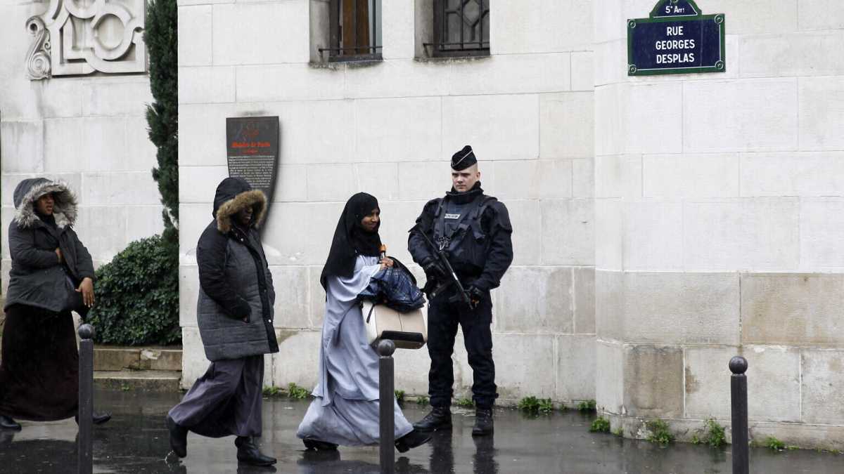 Immagine di Otto anni dopo la strage di Charlie Hebdo, in Francia è record di persone scortate