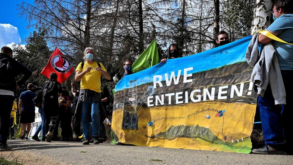 Immagine di Gli attivisti ecologisti tedeschi contestano i Verdi nel villaggio della lignite