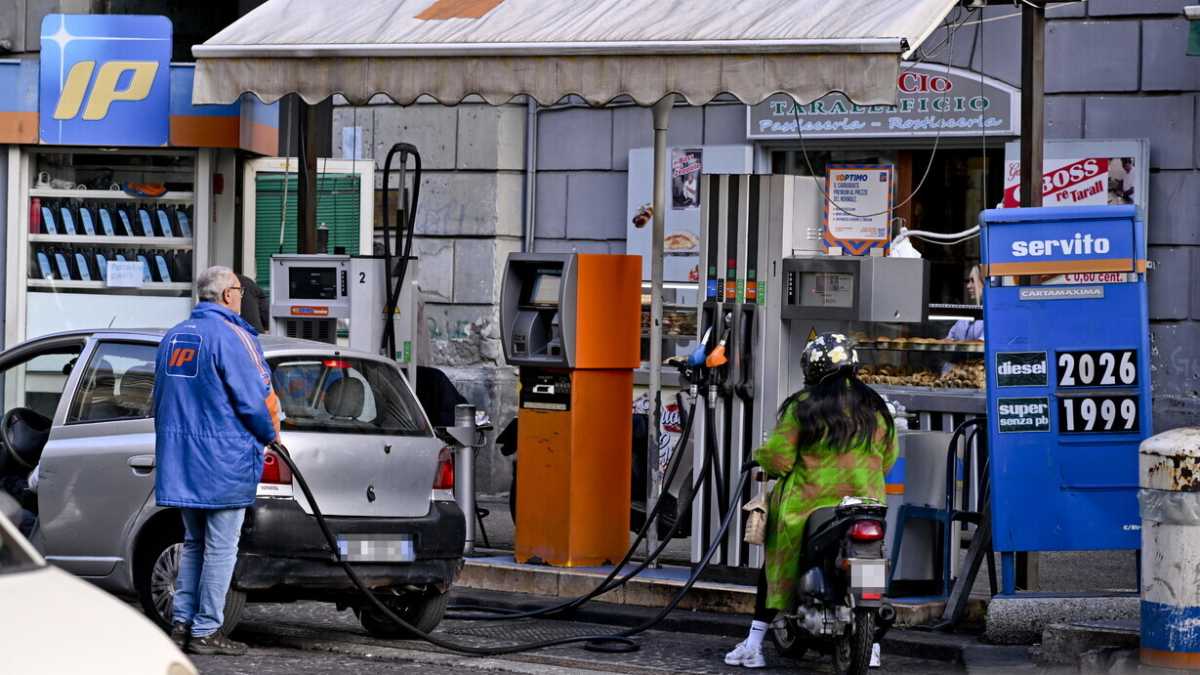 Immagine di Sulla benzina i dati del governo smentiscono Meloni: non c'è speculazione