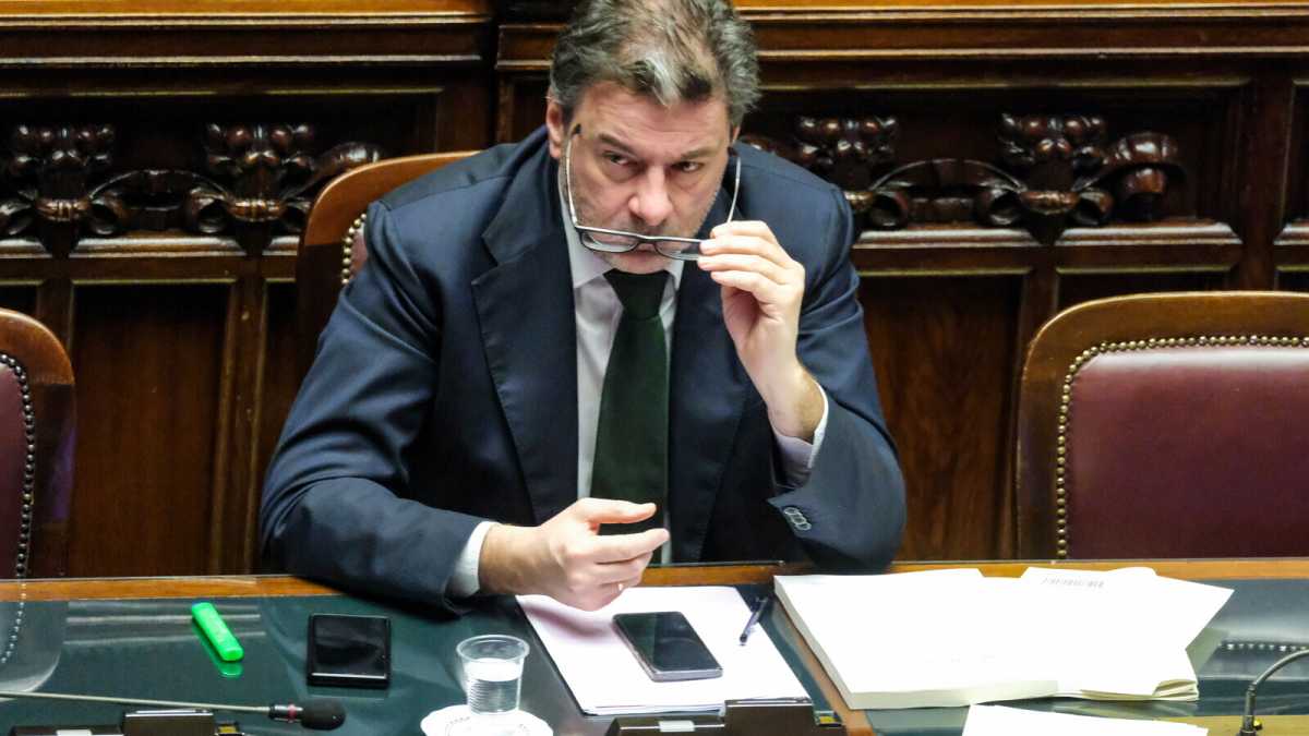Immagine di Dal machete al bisturi. La zuffa sul Tesoro tra Lega e FdI diventa una mezza farsa, e Giorgetti si affida a Rivera
