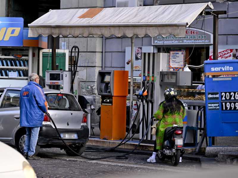 Sulla benzina i dati del governo smentiscono Meloni: non c'è speculazione